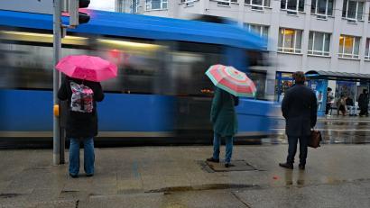 Bild: Malin Wunderlich/dpa
Regenschirm nicht vergessen - es kann immer wieder Regen in Bayern geben. (Archivbild)