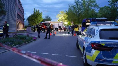 Bild: Stein/swd-medien/dpa
Polizisten sichern den Einsatzort nach den Schüssen auf den Verdächtigen.