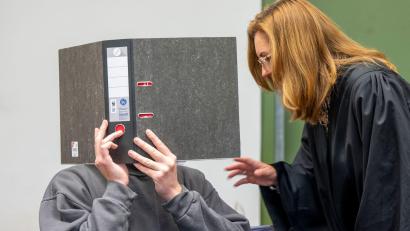 Bild: Peter Kneffel/dpa
Der Angeklagte mit seiner Anwältin Birgit Schwerdt.