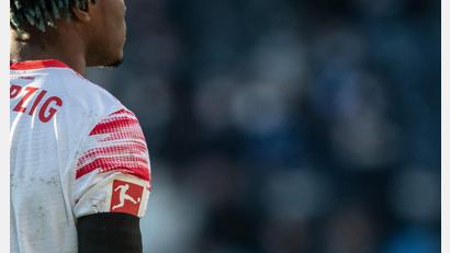 Bild: Bernd Thissen/dpa
Im Gedenken an die Opfer der Amok-Fahrt von Leipzig läuft RB gegen den FC St. Pauli mit Trauerflor auf. (Archivbild)