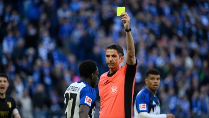 Bild: Gregor Fischer/dpa
Deniz Aytekin beendet nach dieser Saison seine Karriere als Referee. (Archivbild)