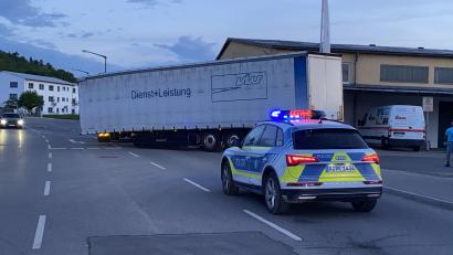 Bild: Polizeiinspektion Schwandorf/Dirnberger      
Ein Sattelauflieger ist in Schwandorf von einer Zugmaschine gerutscht.