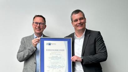 Bild: microSYST
Harald Kilian, Geschäftsführer von Microsyst, erhält die IHK-Urkunde von Florian Rieder.