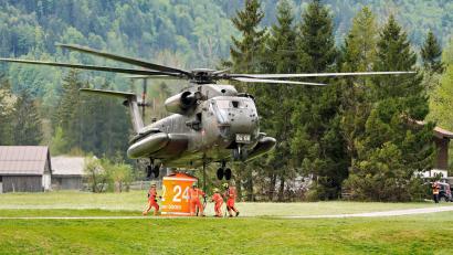 Bild: Uwe Lein/dpa
Hubschrauber sind weiter im Akkord unterwegs.