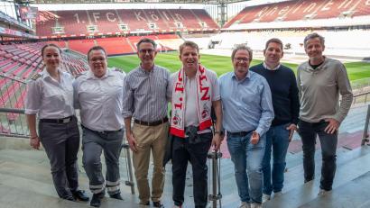 Bild: -/1. FC Köln/dpa
Marc Stentenbach (m, mit Schal) wurde im Stadion das Leben gerettet.