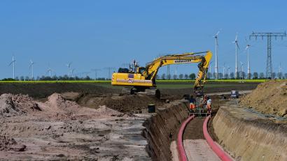 Bild: Tanja Schedl/Franz Kassecker GmbH
Eine Süd-Ost-Link-Baustelle, die im Zeitplan liegt: Die Franz Kassecker GmbH ist aktuell in der Nähe von Magdeburg am Werk.