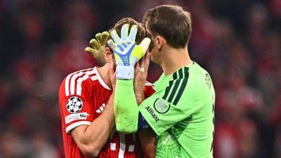 Bild: Tom Weller/dpa
Torwart Manuel Neuer tröstet Harry Kane nach der Niederlage.