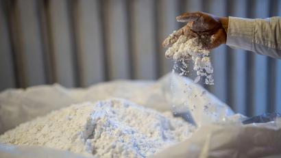 Bild: Rodrigo Abd/AP/dpa
Lithium in einer chilenischen Verarbeitungsanlage. Dieser und viele andere Rohstoffe haben sich im ersten Quartal stark verteuert. (Symbolbild)