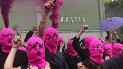 Bild: Luca Bruno/AP/dpa
Mit farbigen Rauchbomben protestierte das russische Künstlerkollektiv Pussy Riot vor dem russischen Pavillon in Venedig.