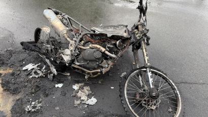 Bild: Polizeiinspektion Sulzbach-Rosenberg
Dieses Motorrad hat in Sulzbach-Rosenberg gebrannt. Aus dem Tank war Benzin ausgetreten.