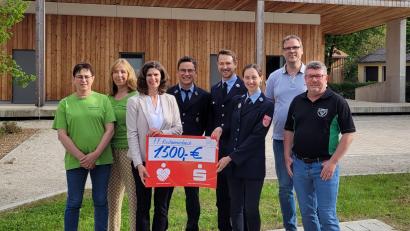 Bild: Simone Schmidt
Die Sparkasse spendet 1500 Euro an Freiwillige Feuerwehr Kirchenreinbach. Das Geld kommt einem öffentlich zugänglichen Defibrillator zugute.