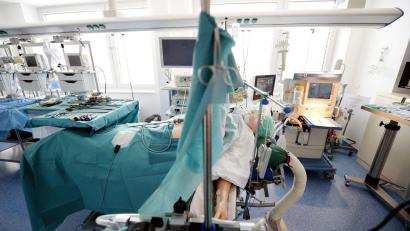 Bild: Daniel Reinhardt/dpa
Ort der Organentnahme ist das Krankenhaus - aber reichen die Regeln für die Organspende aus? (Symbolfoto)
