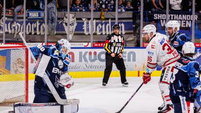 Archivbild: Werner Moller
Pierre Preto (weißes Trikot) wird die Eisbären Regensburg verlassen.