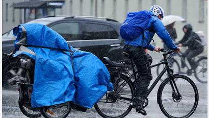 Bild: Malin Wunderlich/dpa
Regenschutz war in München am Abend angesagt.