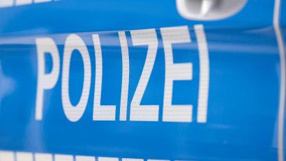 Bild: Boris Roessler/dpa
Die junge Frau wollte ihre Jacke holen, als sie Opfer des sexuellen Übergriffs wurde. (Symbolbild)