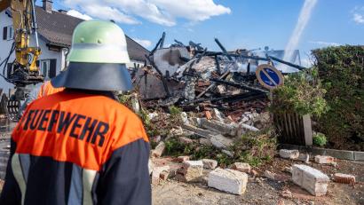 Bild: Armin Weigel/dpa
In den Trümmern des Hauses hatten Rettungskräfte im April einen Toten entdeckt. (Archivbild)
