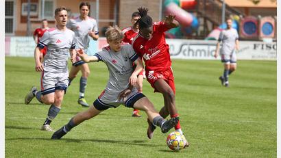 Bild: Dieter Jäschke
Der SC Eschenbach (graue Trikots) bezwang den VfB Rothenstadt vor zwei Wochen mit 3:2. Beide Mannschaften kämpfen am letzten Spieltag noch um den direkten Klassenerhalt – eben so wie der SC Kirchenthumbach.