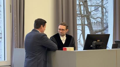 Archivbild: Hohlheimer
Staatsanwalt Christoph-Alexander May (rechts) zum Prozessbeginn im Dezember im Gespräch mit Staatsanwalt Matthias Bauer (links) im Landgericht Weiden. Nach dem Freispruch für den Angeklagten legen sowohl die Staatsanwaltschaft als auch ein Nebenklagevertreter Revision ein.