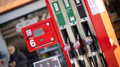 Bild: Philip Dulian/dpa
Hohe Spritpreise an den Tankstellen belasten Autofahrer in Deutschland