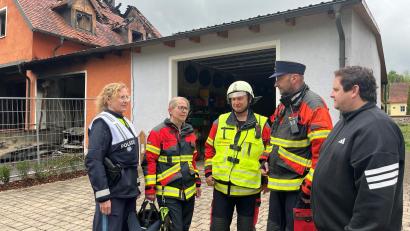 Bild: ihl
Beim Brand in Iffelsdorf kamen PI-Leiterin Sabine Roidl, Kommandantin Josefine Duscher der Feuerwehr Iffelsdorf, KBM Günther Ponnath, KBR Christian Demleitner und der Pfreimder Bürgermeister Florian Reger (von links) am Ort des Geschehens zusammen.