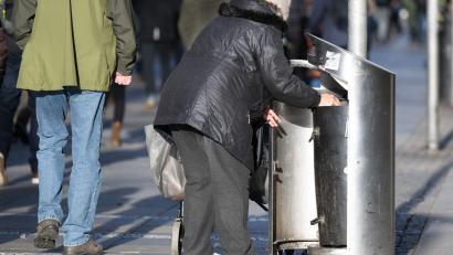 Bild: Sebastian Kahnert/dpa
Eine alte Frau sucht in einem Mülleimer nach Pfandflaschen. Die Altersarmut wird nach Einschätzung des Pestel-Instituts in den kommenden Jahren zunehmen, wenn die Bundesregierung keine Gegenmaßnahmen ergreift. (Symbolbild)