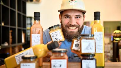 Bild: Florian Miedl
Das Lokal schließt, doch Soßen, Marmeladen und Salatdressings tragen die Idee des Hauses von Sebastian Kunz weiter.