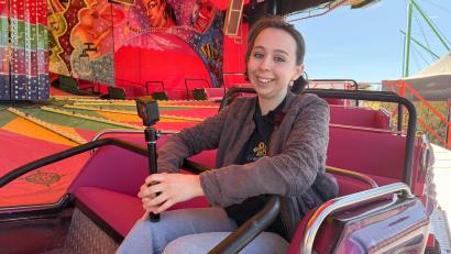 Bild: Gabi Schönberger
Praktikantin Julia Yeager bei einer Fahrt im "Musik Express" auf dem Weidener Frühlingsfest.