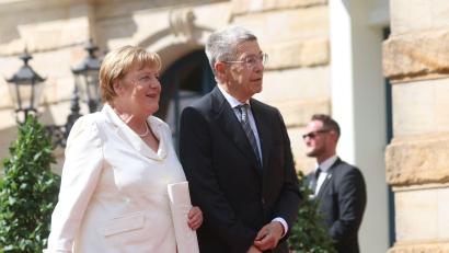 Bild: Karl-Josef Hildenbrand/dpa
Joachim Sauer begleitet seine Ehefrau und Ex-Bundeskanzlerin Angela Merkel zu ausgewählten Terminen. (Archivbild)