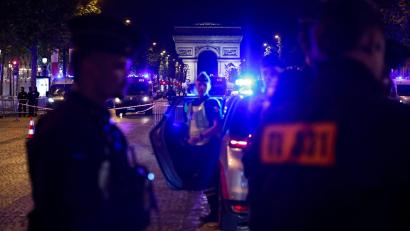 Bild: Simon Wohlfahrt/AFP/dpa
127 Menschen wurden in Paris bei Ausschreitungen festgenommen.