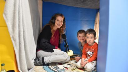 Bild: ubb
Cirta Rosbach vom Jugendmedienzentrum T1 hat die Texte der Kinder in einer "Höhle" aufs Band gezeichnet, damit auch alles für die Aufnahmen richtig leise zugeht. Das fanden die teilnehmenden Buben und Mädchen, hier Felix als Katze und Oskar, der das Geräusch "die Fliege schnappen" mimte, natürlich richtig cool.