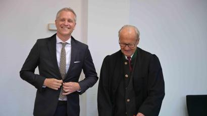 Bild: Malin Wunderlich/dpa
Er hat am Ende dann gut lachen: der AfD-Europaabgeordnete Bystron (links).
