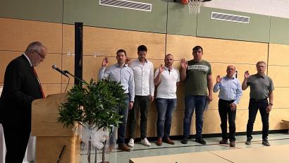 Bild: mma
Bürgermeister Anton Peter (links) vereidigt die neuen Mitglieder im Gemeinderat Ammerthal: Florian Baumer (CSU), Gregor Paulus (CWG), Johannes Weiß (JU), Felix Ehbauer (JU), Josef Schaller (BZA) und Herbert Haller (CSU, von links).