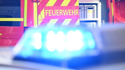 Bild: Bernd Weißbrod/dpa
Insgesamt 120 Feuerwehr- und Rettungskräfte waren vor Ort. (Symbolbild)