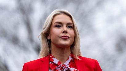 Bild: Alex Brandon/AP/dpa
US-Präsidentensprecherin Karoline Leavitt teilte die Geburt ihres zweiten Kindes auf sozialen Medien mit. (Archivbild)