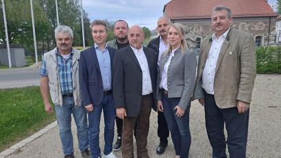 Bild: wel
Bürgermeister Reinhard Kreuzer (rechts) vereidigte die neuen Stadtratsmitglieder (von rechts) Rosmarie Ebnet, Gerhard Maier, Bernhard Neumann, Dominik Dietl und Peter Scharnagl. Zum stellvertretenden Bürgermeister wurde Gerhard Maier gewählt, zum dritten Bürgermeister Josef Fleißer (links).