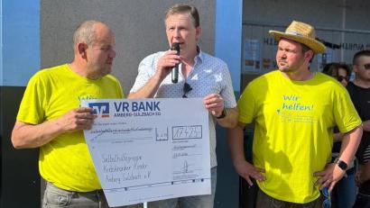 Bild: hka
Marco Kind bedankt sich bei Josef Nitzbon (links) und Michael Nitzbon für die Spende von 17.425 Euro für die Selbsthilfegruppe krebskranker Kinder Amberg-Sulzbach.
