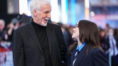 Bild: Scott A Garfitt/Invision/AP/dpa
Hollywood-Regisseur James Cameron und Pop-Superstar Billie Eilish verstehen sich prächtig.