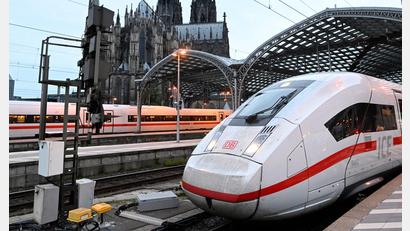 Bild: Roberto Pfeil/dpa
Die Bahn hält an ihrem Pünktlichkeitsziel von mindestens 60 Prozent im Fernverkehr im Gesamtjahr fest. (Archivbild)