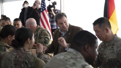 Archivbild: Sgt. Elizabeth DeGroot/US Army
Bayerns Ministerpräsident Markus Söder bei einem Besuch auf dem Truppenübungsplatz Grafenwöhr. Vom Bundeskanzler fordert er klare Schritte zum Erhalt der Einrichtung.