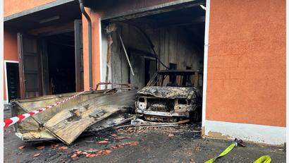 Bild: ihl
Die Feuerwehr Iffesldorf kann nicht mehr ausrücken. Das Bild zeigt ein ausgebranntes Einsatzfahrzeug. Das Feuer ist vermutlich in diesem Nebengebäude ausgebrochen.