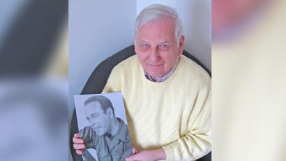 Bild: Stefan Probst
Ernst Probst mit einem Foto seines Vaters Woodie. Kurz vor seinem 80. Geburtstag konnte er das bis dahin gehütete Geheimnis um die Identität seines Vater lüften.