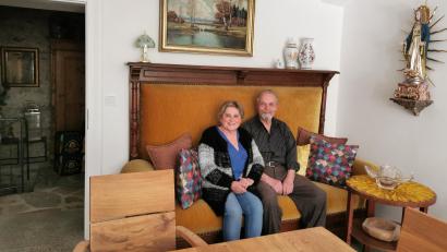 Bild: Portner
Maria und Ludwig Schießl genießen eine kurze Pause im liebevoll eingerichteten Café. Hier im Gewölbestall des Ackerbürgerhauses waren früher die Tiere untergebracht.