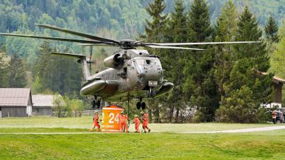 Bild: Uwe Lein/dpa
Hubschrauber starten weiter zu Löschflügen.