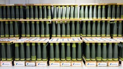 Bild: Julian Stratenschulte/dpa
Artilleriegranaten von Rheinmetall im größten Werk der Rüstungsschmiede in Unterlüß (Niedersachsen).
