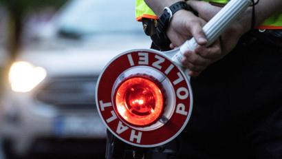 Symbolbild: Paul Zinken/dpa/ZB/Symbolbild
Einen Autofahrer unter Drogeneinfluss erwischte die Polizei am Mittwoch bei einer Kontrolle in Weiden.