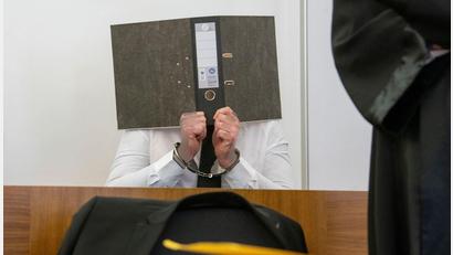 Bild: Stefan Puchner/dpa
Über zehn Jahre hinweg hatte das Ehepaar, hier der Mann, eine Millionensumme aus den Parkautomaten der Stadt Kempten entwendet. (Archivbild)