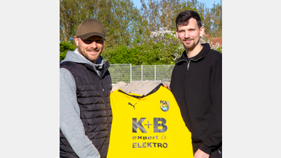 Bild: Matthias Reuß/FC Amberg
Sven Florek (rechts) kehrt zum FC Amberg zurück. Ambergs Spielertrainer Friedrich Lieder scheints durchaus zu freuen.