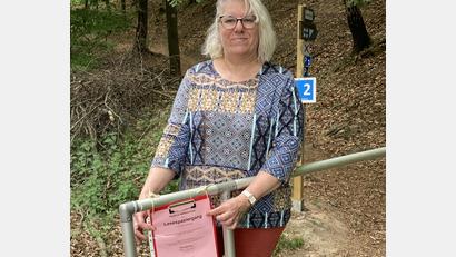 Bild: rpp
Das Büchereiteam der Schmökerstube Neustadt am Kulm richtete auf dem Rauhen Kulm einen Lesespaziergang ein. Der Weg startet auf der Höhe der Kulmterrasse und verläuft auf dem oberen Rundweg.