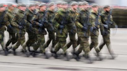 Bild: Julian Stratenschulte/dpa
Rund 200.000 junge Leute sind schon aufgefordert worden, den Fragebogen zum Wehrdienst auszufüllen. (Archivfoto)