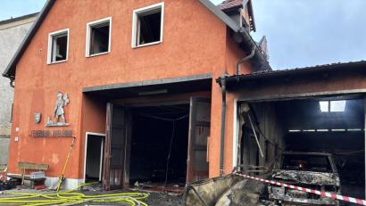 Bild: sbö
Das Iffelsdorfer Feuerwehrhaus ist nach einem Brand ein Totalschaden, schätzt die Polizei vor Ort am Donnerstag.